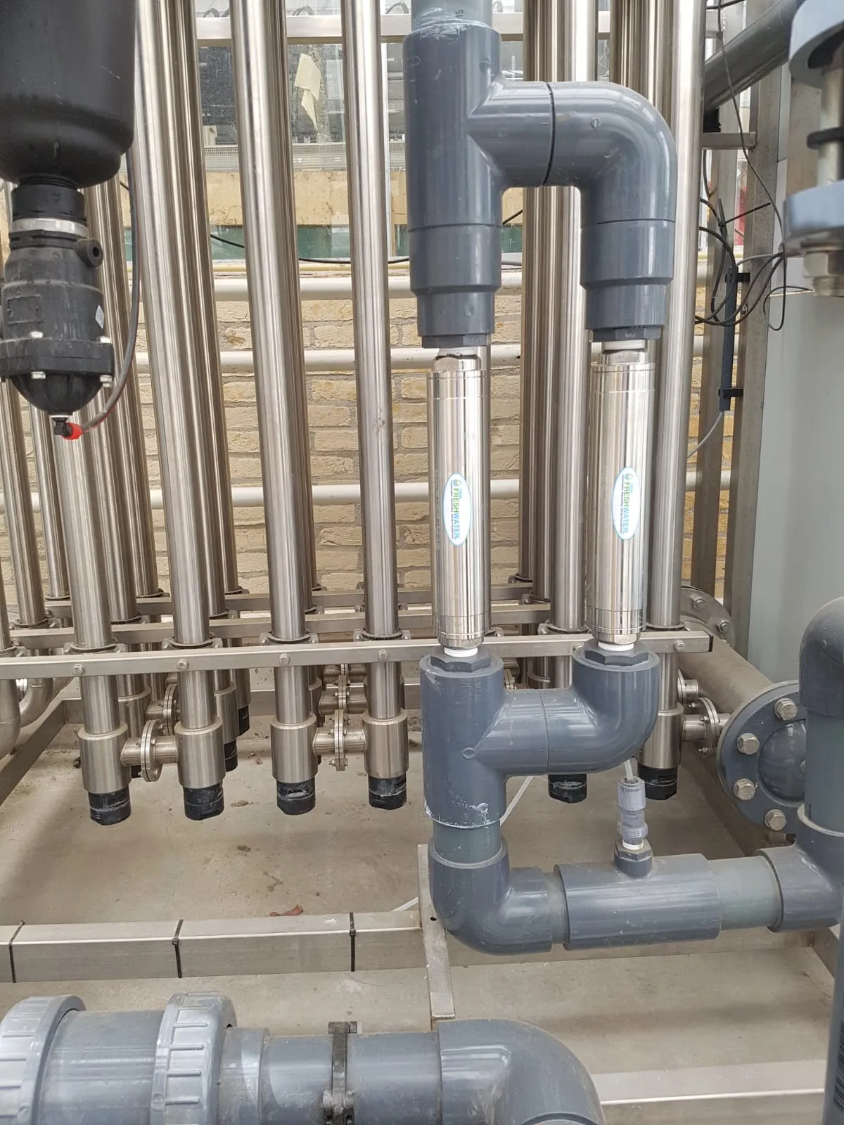 Twee Freshwater Devizers gemonteerd in een PVC-leiding naast een waterbehandelingsinstallatie